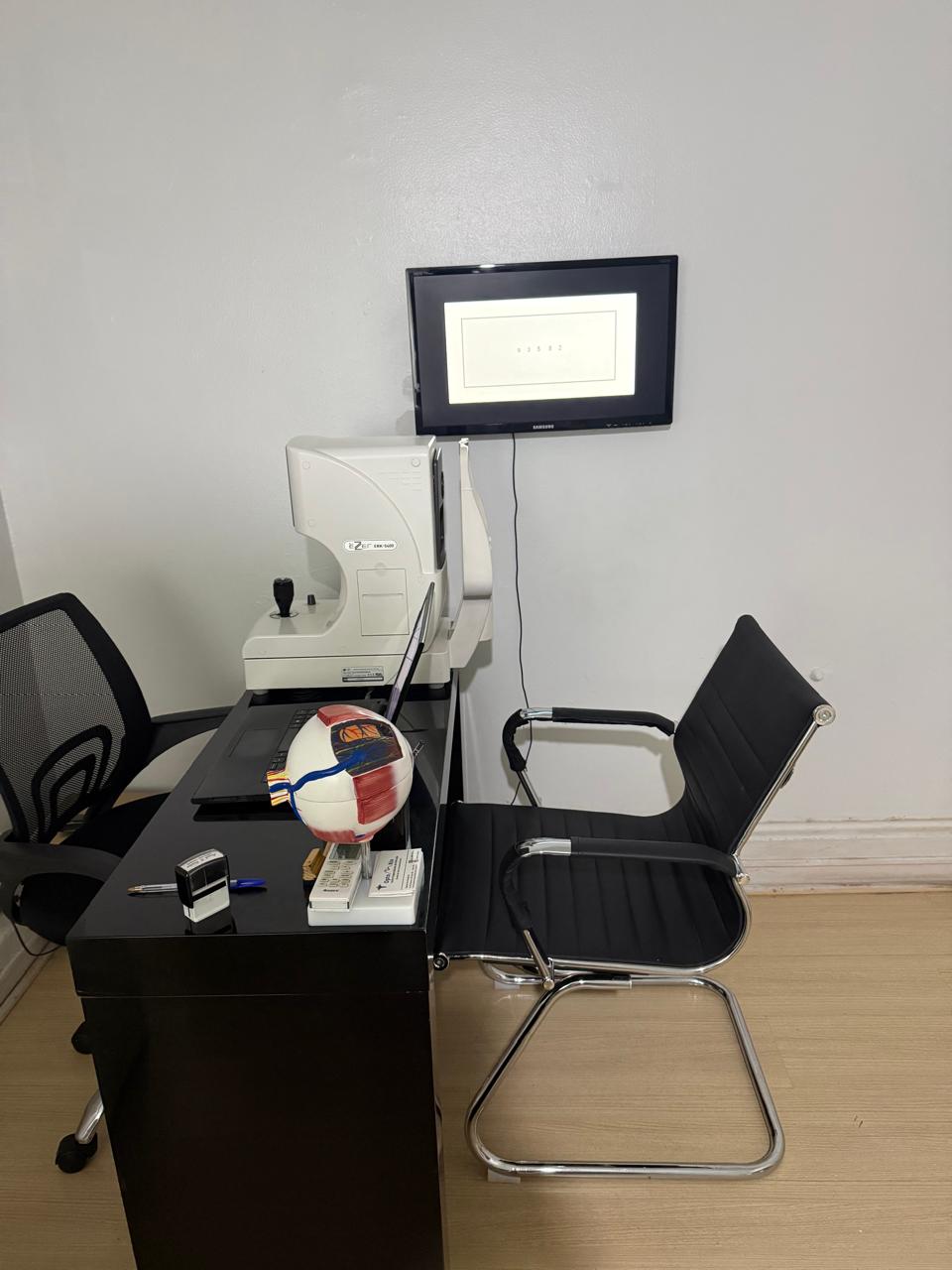 Sala de exame da Opto Rio com equipamento de refração